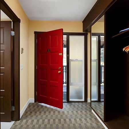 Cozystay Signature Lake Okanagan Resort Келоуна Екстериор снимка