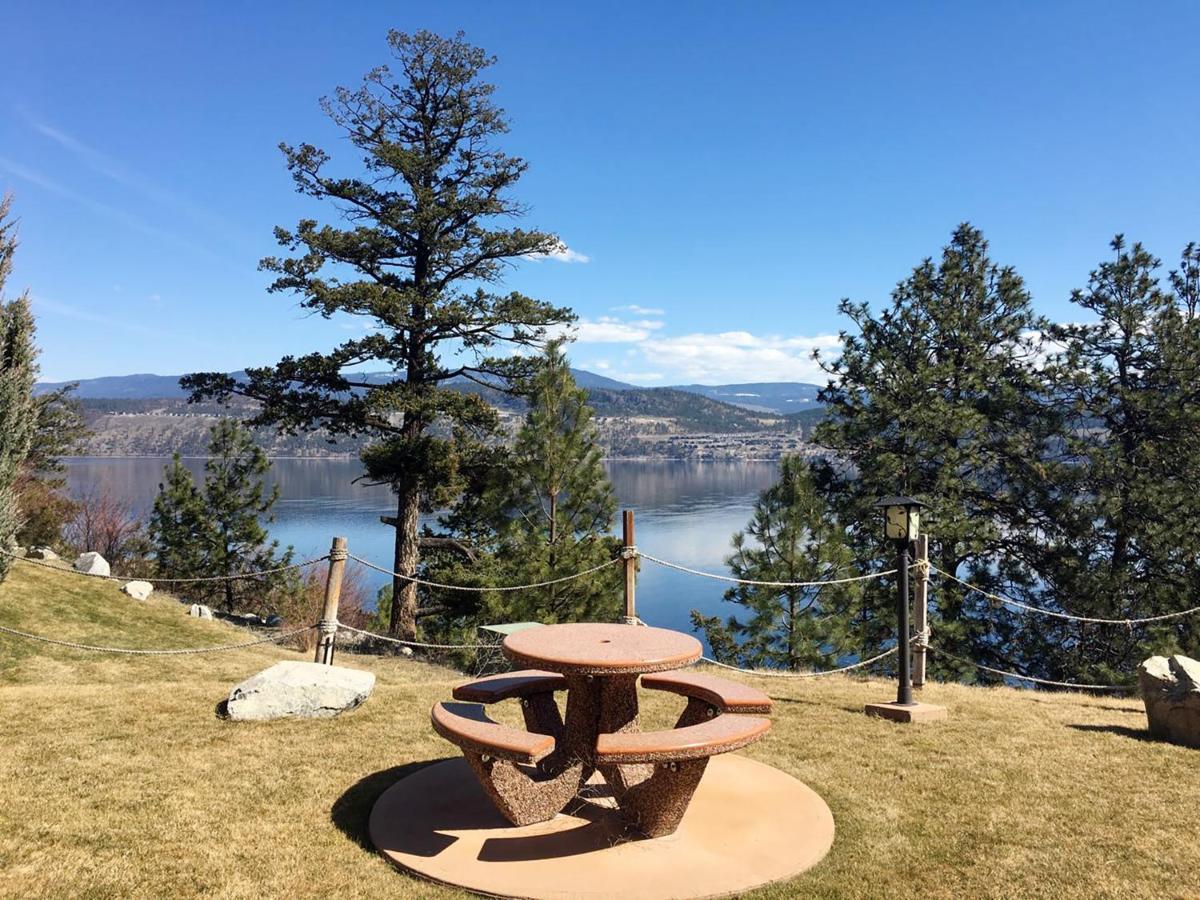 Cozystay Signature Lake Okanagan Resort Келоуна Екстериор снимка