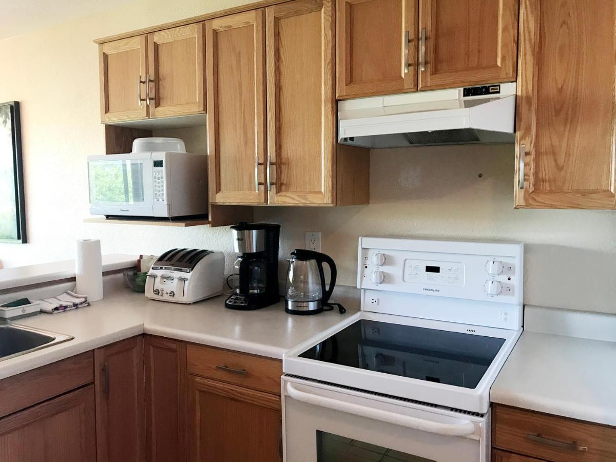 Cozystay Signature Lake Okanagan Resort Келоуна Екстериор снимка