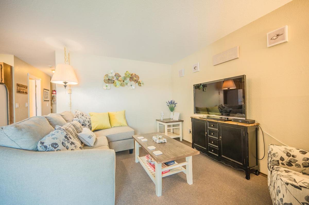 Cozystay Signature Lake Okanagan Resort Келоуна Екстериор снимка