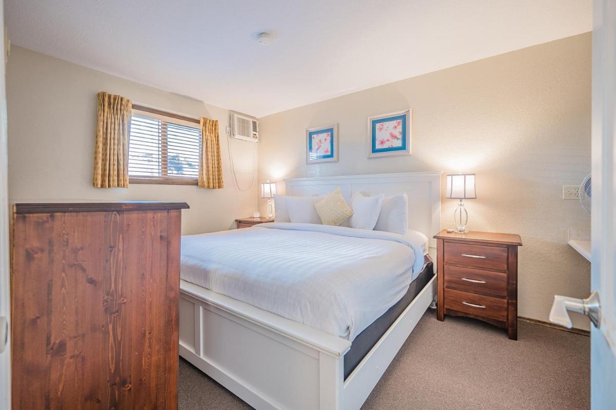 Cozystay Signature Lake Okanagan Resort Келоуна Екстериор снимка