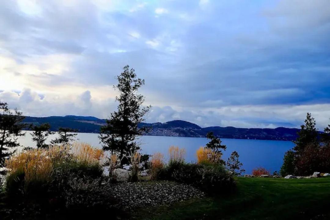 Cozystay Signature Lake Okanagan Resort Келоуна Екстериор снимка