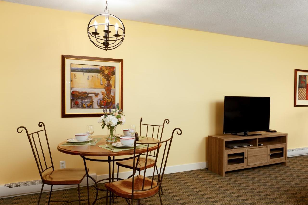 Cozystay Signature Lake Okanagan Resort Келоуна Екстериор снимка